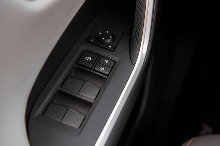 Детали интерьера Toyota RAV4 Adventure 2018 года  (NA) (фото 80 из 196)